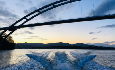 真下からのぞく大島大橋